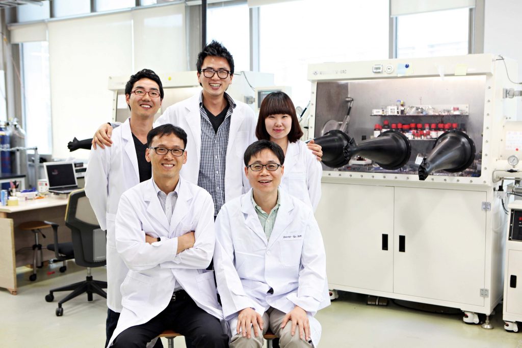 2003년, 최효성 교수가 김진영 교수(아래줄 왼쪽) 연구실에 속했을 당시 모습. 연구팀은 고효율 고분자 광전자 소자를 개발해 에 게재했다.
