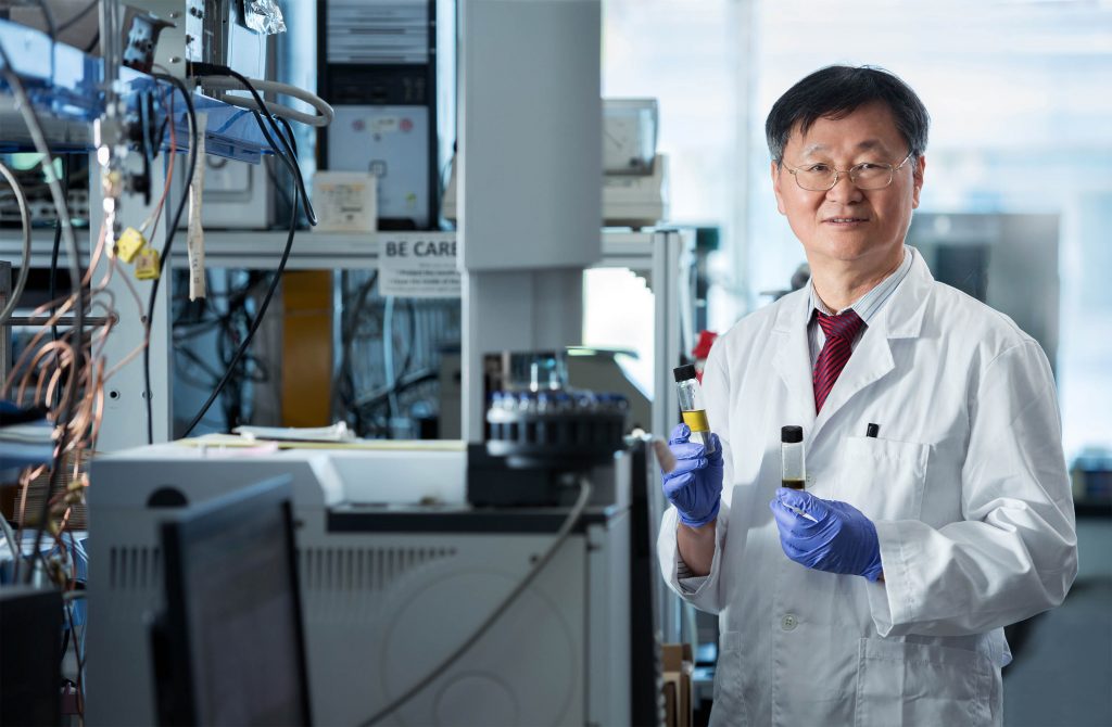 이재성 교수가 104동 8층 실험실에서 이산화탄소와 수소를 반응시켜 만든 디젤을 손에 들고 있다. | 사진: 안홍범