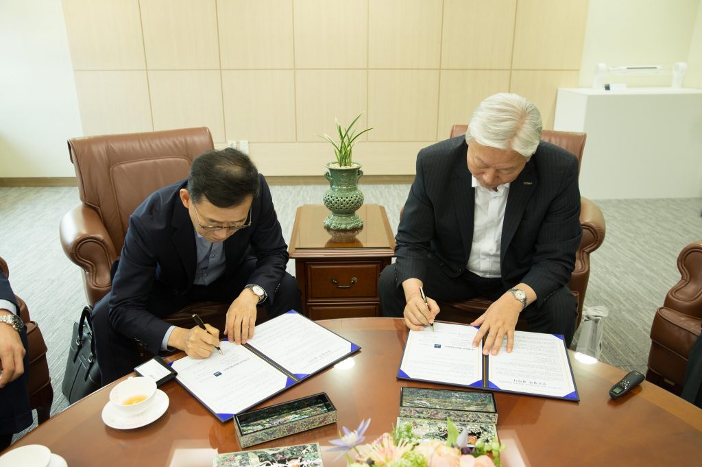 김정수 대표(왼쪽)와 정무영 총장(오른쪽)이 협약서에 서명을 하고 있다. | 사진: 김경채