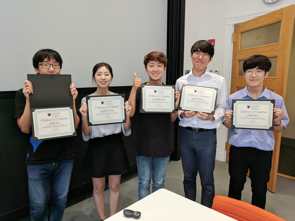 첫 번째 'UNIST-하버드공대 하계 프로그램'에 참가한 UNIST 학생 5명의 모습. 왼쪽부터 윤희수, 김민정, 김성훈, 하정민, 문철 학생이다. 