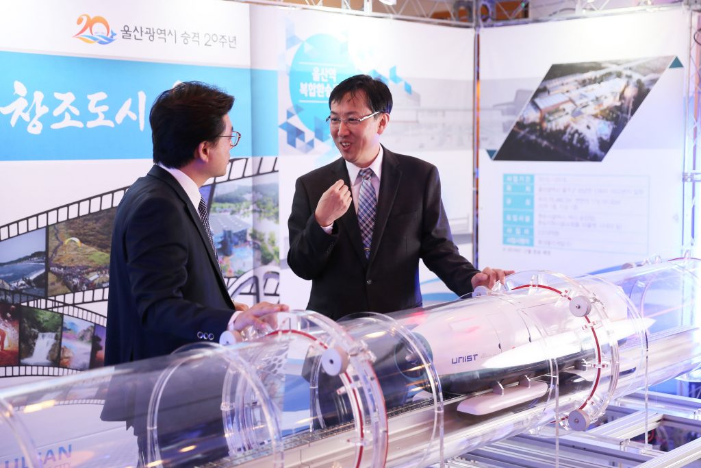 이재선 기계항공 및 원자력공학부 교수(오른쪽)가 U-loop 요소 기술에 대해 설명하고 있다. | 사진: 김경채