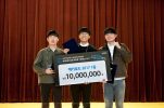 현장에서 상을 수상하고 있는 학생들. 왼쪽부터 정재휘, 김준석, 김영렬