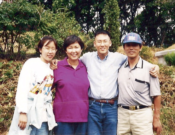 변영재 교수가 대학생이던 1990년대 초반, 가족들과 함께 찍은 사진. 오른쪽 끝이 변증남 교수, 그 옆이 변영재 교수다. | 사진: 변영재 교수