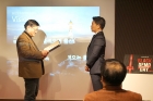 김정범-UNIST-교수오른쪽가-12월-14일-울산창조경제혁신센터에서-열린-블랙데모데이에서-중소벤처기업부-장관상을-받았다-2.jpg