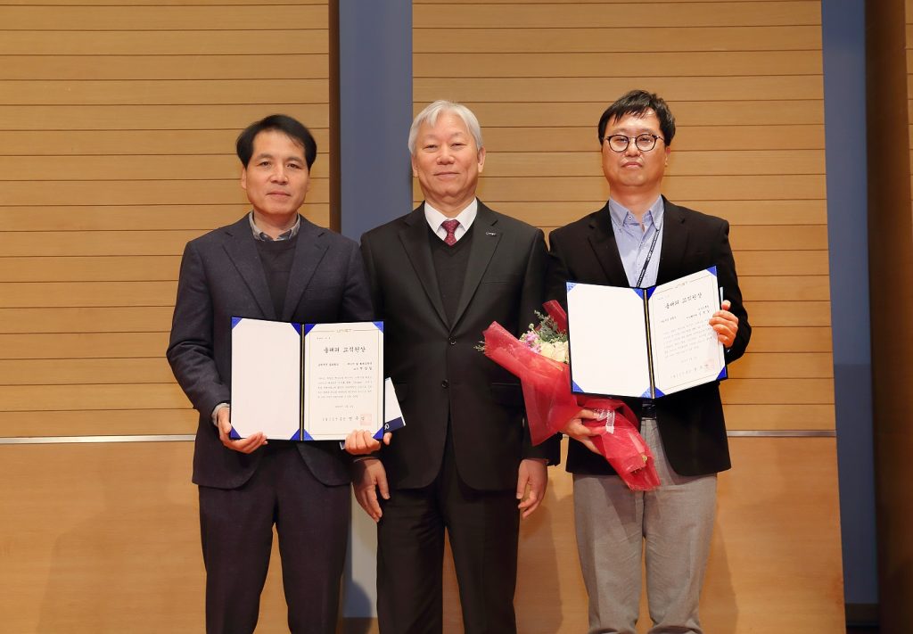 석상일 교수(왼쪽)과 김선일 연구진흥팀장(오른쪽)이 올해의 교직원상을 수상했다. | 사진: 김경채