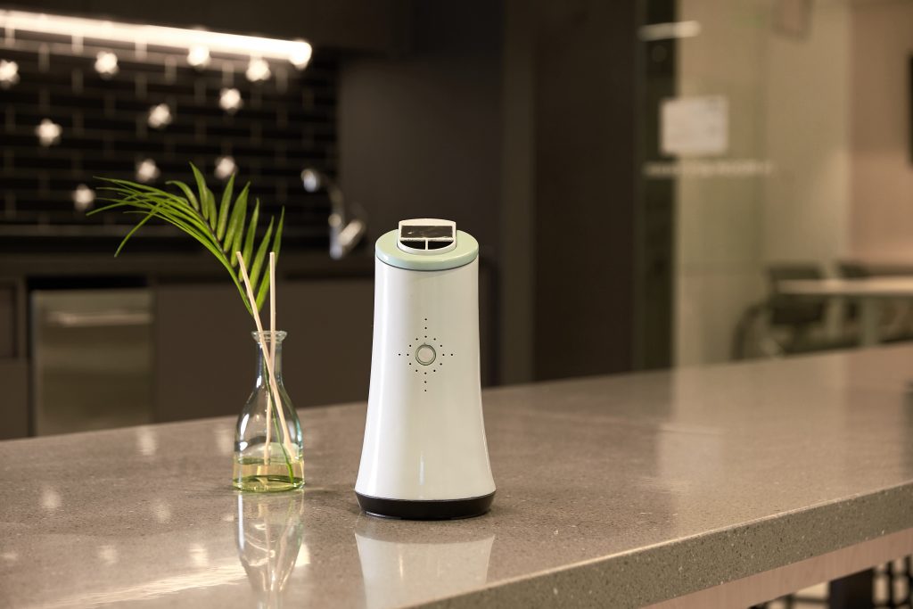 '제피'는 IAQ 허브(Indoor Air Quality Hub)로 기획된 제품이다. 내부에 부착된 센서로 공기질을 측정하고, 최적화된 환경을 위해 '뷰'를 작동시킨다. | 사진: 김경채