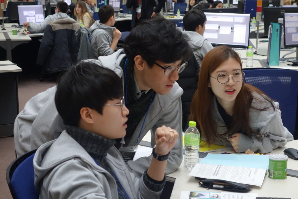UNIST 트레이딩 경진대회에 참가한 김서영 학생(맨 오른쪽)의 모습. | 사진: 융합경영대학원 제공