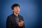 박노정-UNIST-교수가-비자성-물질에-자성을-주는-방법을-설명하고-있다.jpg