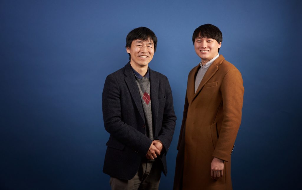 신동빈 박사(오른쪽)는 박노정 교수(왼쪽) 연구실에서 물질 내부의 전자 움직임 등을 관찰하는 연구를 수행해왔다. | 사진: 김경채