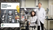 플렉시블 전고체 리튬이온배터리를 개발한 이상영 교수(오른쪽)와 김세희 연구원(왼쪽). | 사진: 김경채