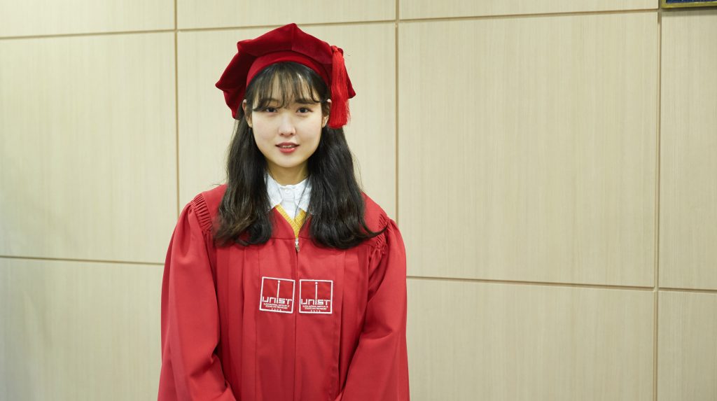 2018 UNIST 학위수여식에서 과학기술정보통신부 장관상을 받은 탁혜영 학생의 모습. | 사진: 김경채