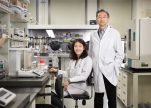 플렉시블 전고체 리튬이온배터리를 개발한 이상영 교수(오른쪽)와 김세희 연구원(왼쪽)
