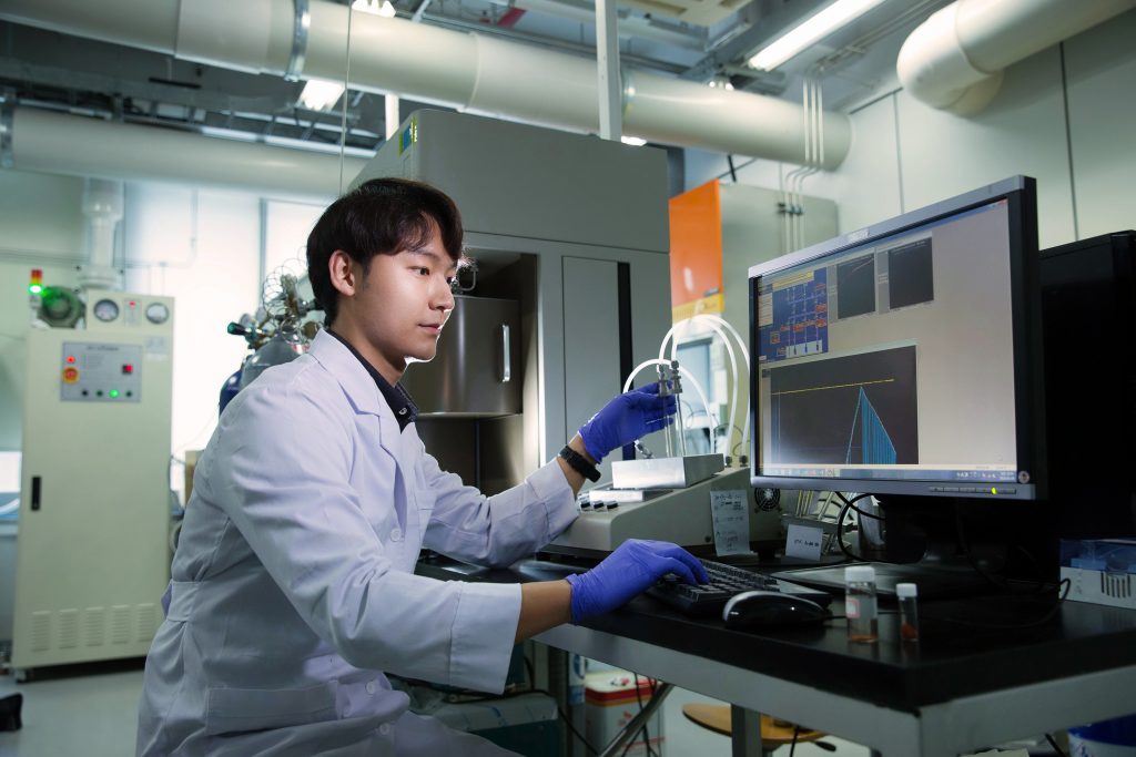 김석진 연구원이 3D-CON 같은 초미세 유기구조체의 기체 흡착률을 살피고 있다. | 사진: 김경채