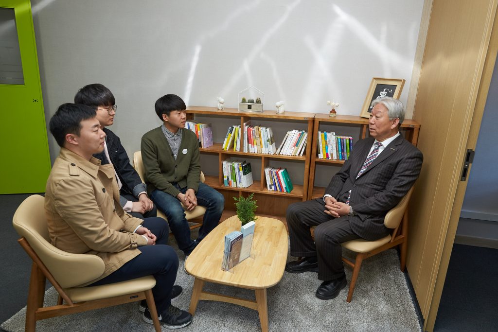 정무영 총장과 학생들이 인권센터에서 이야기를 나누고 있다. | 사진: 김경채