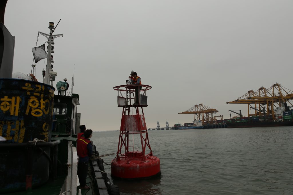 연구진은 18일(금) 인천에서 진행된 실증실험에서 해수전지를 이용해 바다 위 등명기를 밝히는데 성공했다. | 사진: 김경채