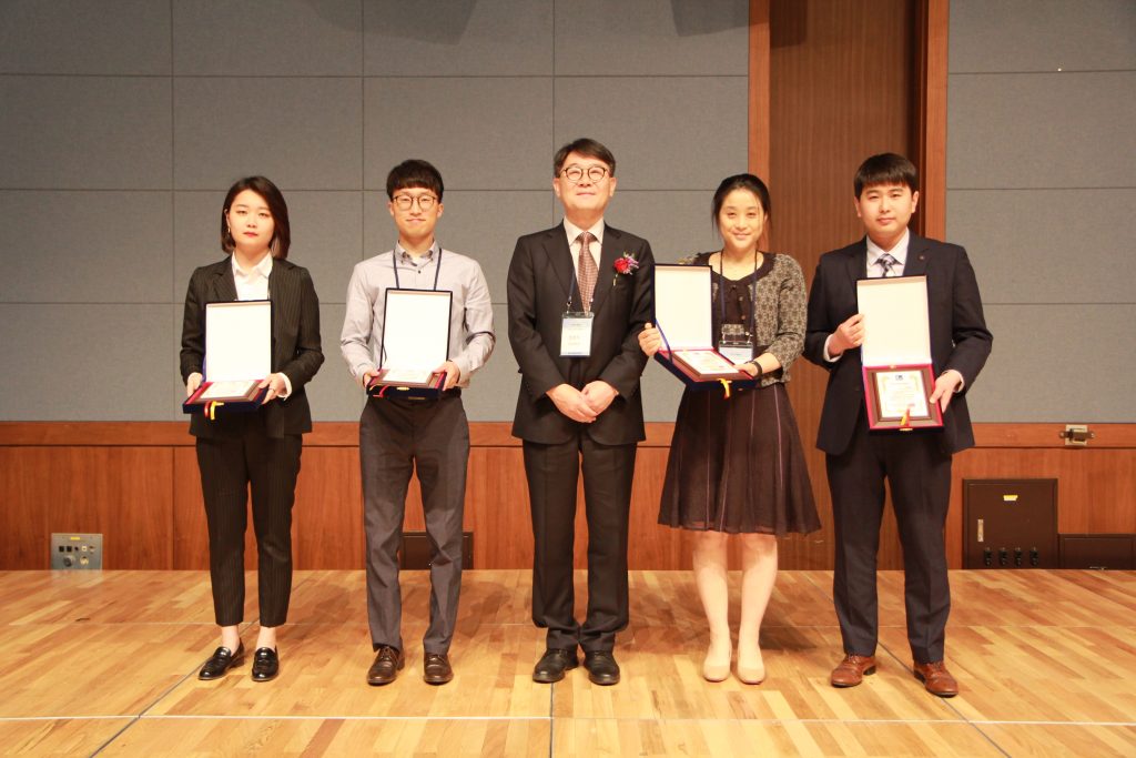 전동호 대학원생(왼쪽 두번째)이 지난 5월 진행된 한국콘크리트학회에서 우수발표 논문상을 수상했다. | 사진: 한국콘크리트학회 제공