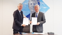 정무영 UNIST 총장(오른쪽)과 프랑크 바이옌(Frank Baaijens) 에인트호번 공대 총장은 13일(수) 네덜런드 에인트호번 공대에서 MOU를 체결했다. | 사진: 방기훈