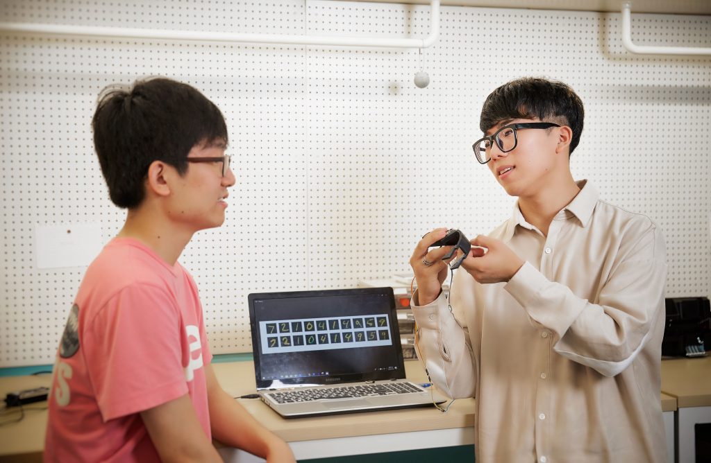 구주원 대표와 김동은 학생(기초과정부 18)이 음성변환 시스템 구축에 대해 이야기를 나누고 있다. | 사진: 김경채