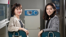 소프트 로봇 연구를 진행하는 여성과학자, 김지윤 신소재공학부 교수(왼쪽)와 그녀의 제자, 송현서 학생의 모습. | 사진: 안홍범