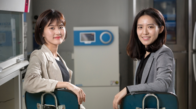 소프트 로봇 연구를 진행하는 여성과학자, 김지윤 신소재공학부 교수(왼쪽)와 그녀의 제자, 송현서 학생의 모습. | 사진: 안홍범