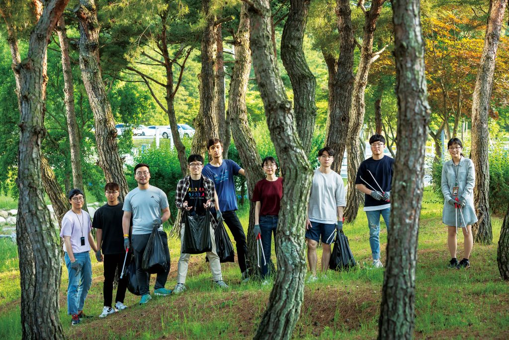 캠퍼스를 넘어 근처 환경 저화에도 나선 유니스트 그린그린 회원들의 모습. | 사진: 안홍범