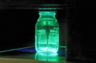 사진-내수성-페로브스카이트의-모습_물속에-담가도-자외선을-쪼이면-발광하는-특성을-유지한다.jpg