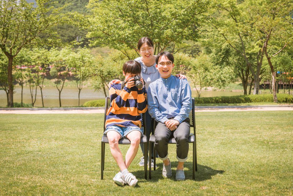 '우리집은 아들만 둘이에요'의 포스터 촬영에 나선 주연 배우 셋의 모습. 가운데가 김희 학생이다. | 사진: NEST 제공