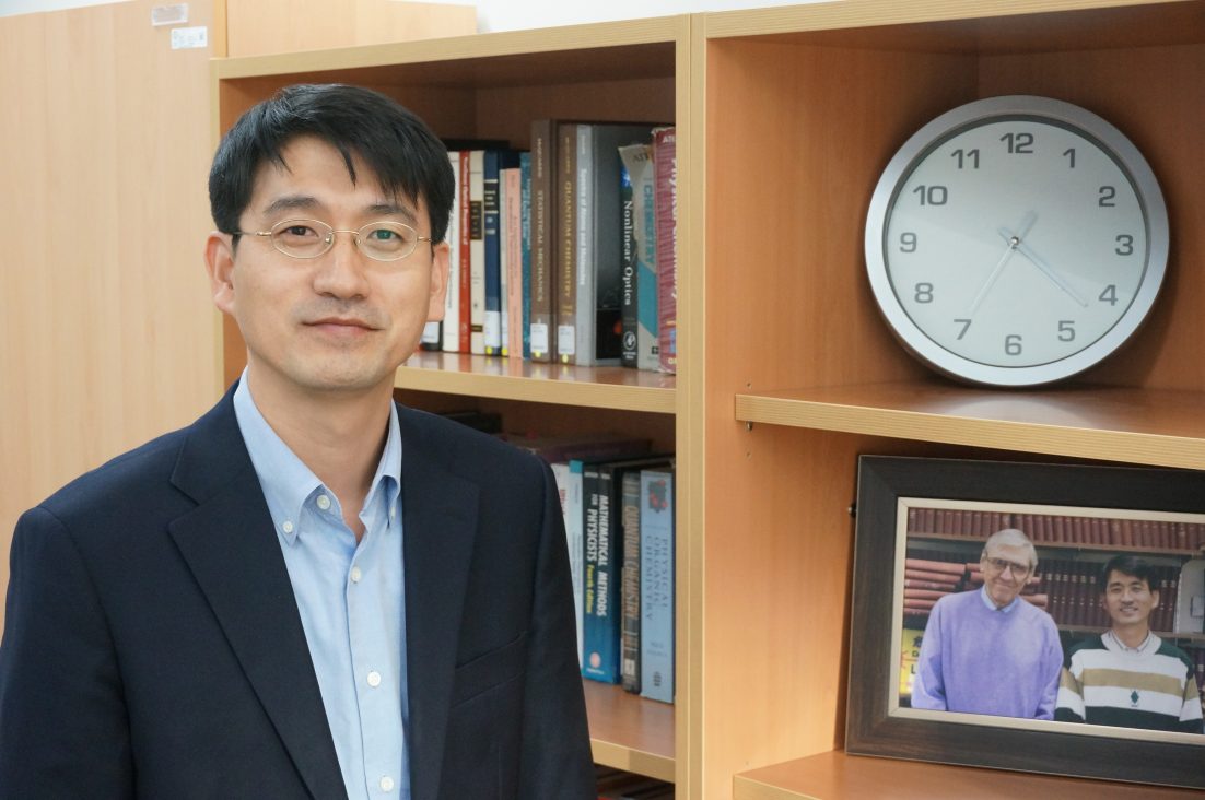 김영삼 교수의 연구실 책장에는 지도교수와 함께 찍은 사진(오른쪽 아래)이 놓여있다