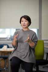 박지영 UNIST 교수가 엔도트로핀과 다양한 질병의 관계를 설명하고 있다