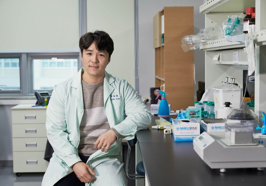 '머크 생명과학상 2018'에서 종양생물학 부분 1위를 차지한 UNIST 이준호 연구원
