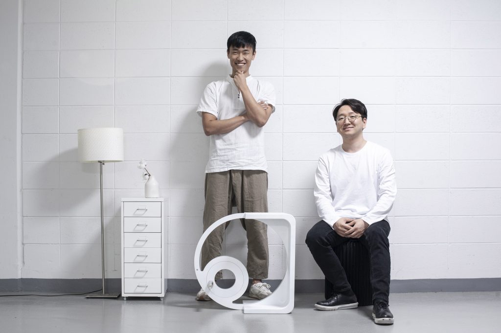 사이클 스툴인 '스툴디'를 설계한 UNIST 디자인팀_왼쪽부터 박상진 학생과 박영우 교수. | 사진: 박영우 교수팀