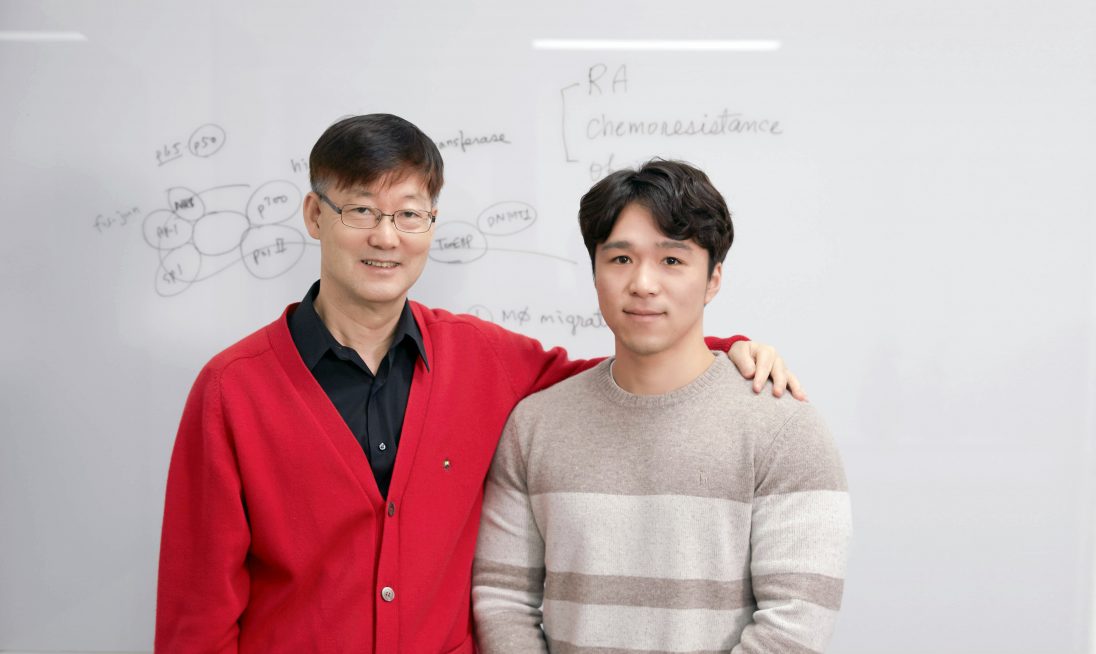이준호 연구원(오른쪽)과 그의 지도교수인 권혁무 UNIST 생명과학부 교수