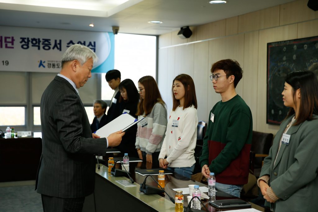 정무영 총장이 학생들에게 장학증서를 수여했다. | 사진: 김경채