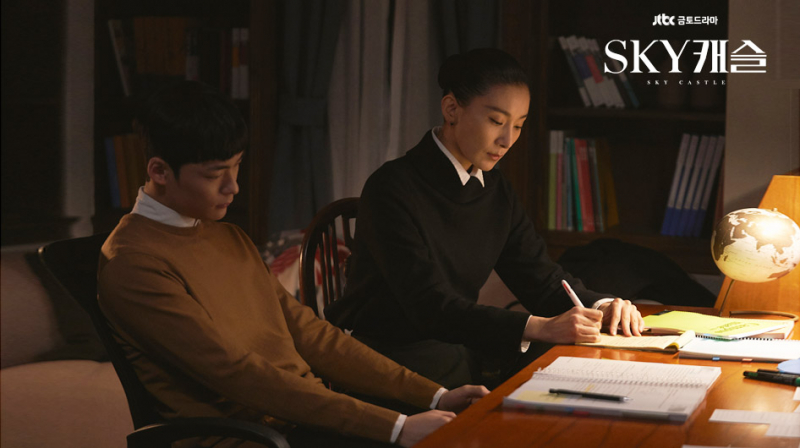 JTBC 드라마 'SKY캐슬'의 한 장면. 입시 코디가 수험생의 공부를 돕는 장면이다. | 출처: JTBC 홈페이지