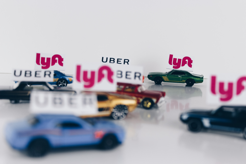차량 공유서비스인 우버(Uber)와 리프트(Lyft) 등이 많아지면서 경쟁이 치열해지고 있다. | 이미지 출처: unsplash