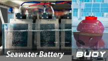 바닷물 속 나트륨 이온을 이용해 전기 에너지를 저장하는 해수전지 팩(왼쪽)와 해수전지를 활용한 부이 모형(오른쪽). | 사진: 김경채