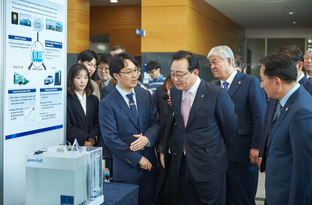 김건태 교수가 이산화탄소를 이용해 수소와 전기를 생산하는 시스템을 소개하고 있다. | 사진: 김경채