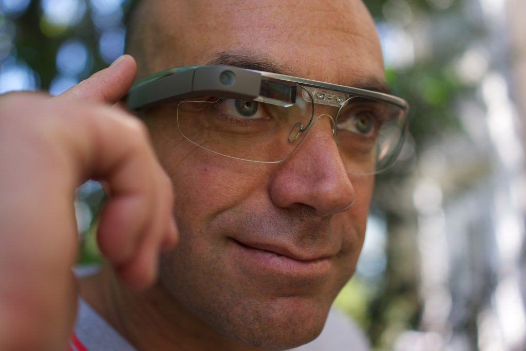 2013년 제작된 '구글 글래스(Google Glass)의 모습. | 이미지 출처: 위키백과