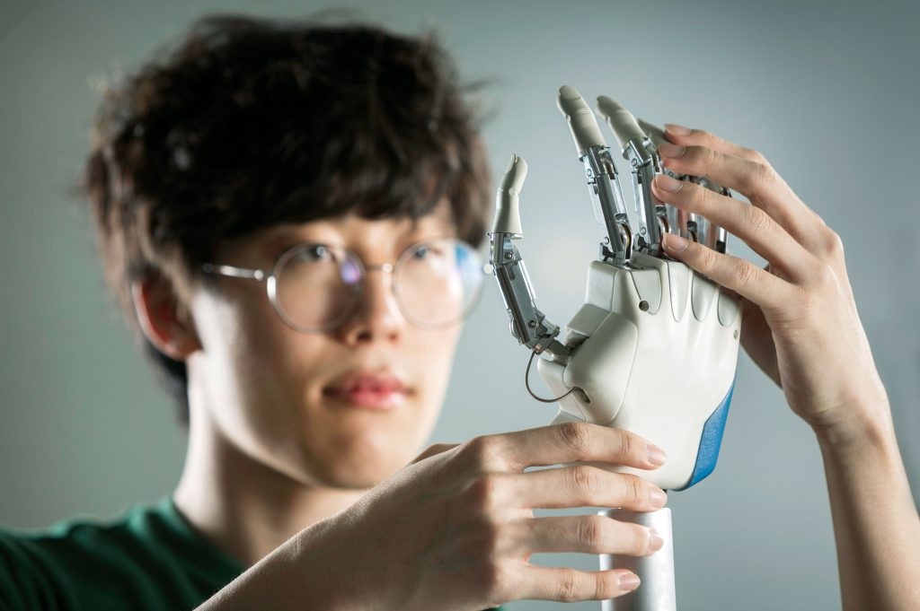 로봇의 손을 다루는 기계공학자의 모습. | 사진: 안홍범