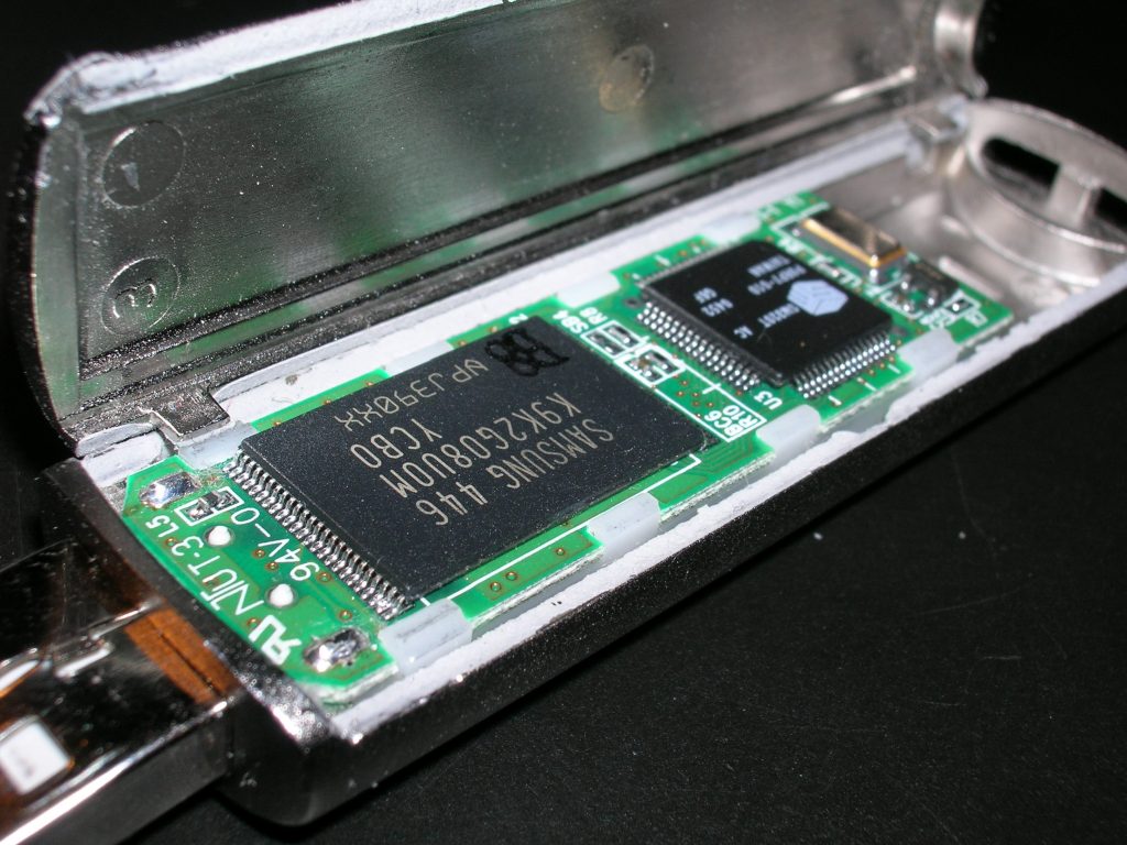 USB 플래시 드라이브. 왼쪽에 있는 칩이 플래시 메모리. 마이크로 컨트롤러는 오른쪽에 있다. | 사진: 위키백과
