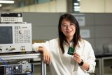 [사진] 윤희인 UNIST 대학원생이 반도체 성능 측정실에서 반도체 칩을 손에 들고 서 있다