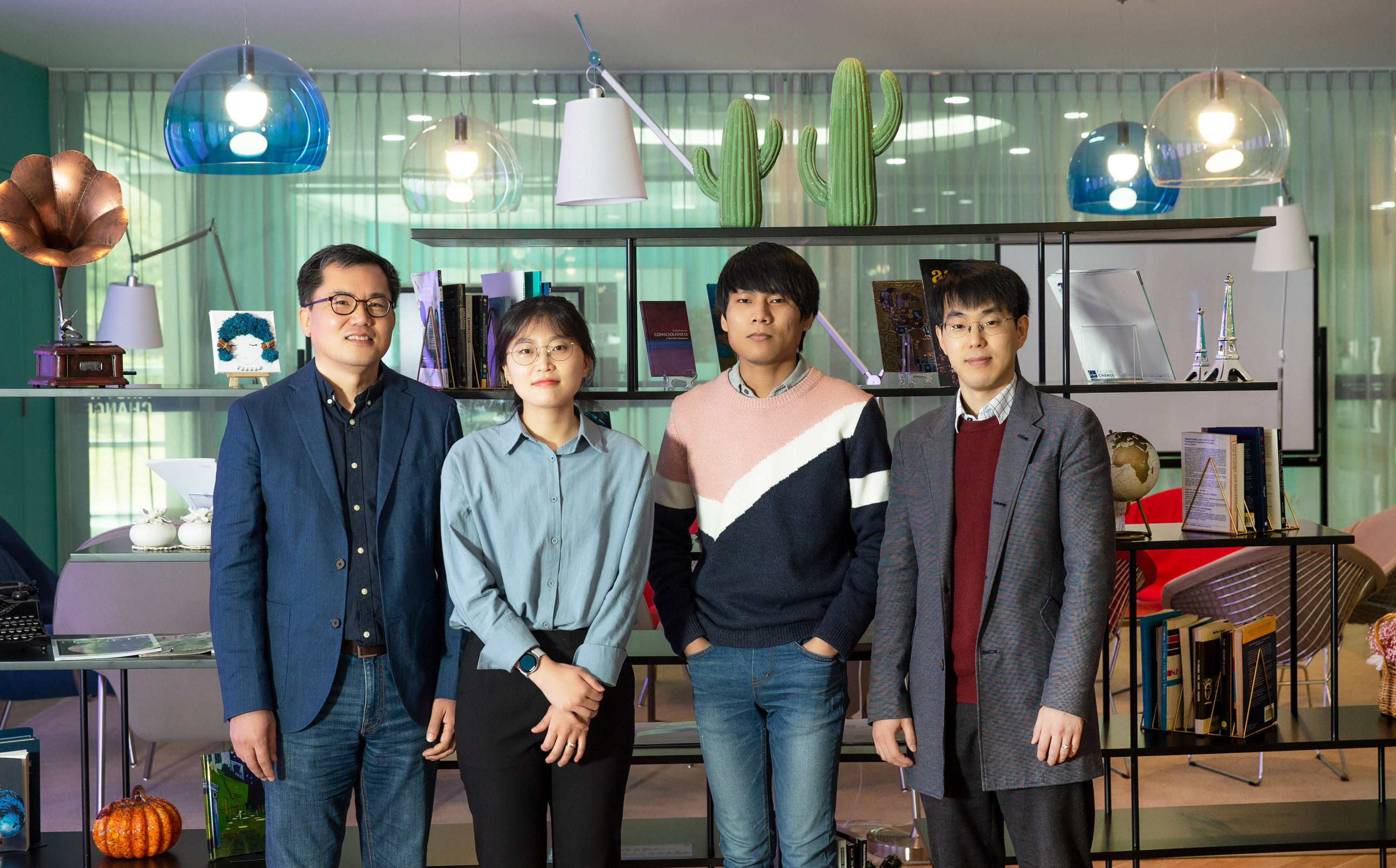진은지 연구원(왼쪽 두번째)가 아시아결정학회 2019에서 젊은 과학자상을 수상했다. | 사진: 김경채