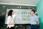 [연구진사진] 이근식 UNIST 교수(우측)가 김은미 연구원(좌측)과 새로운 다강체에 대해 논의하고 있다