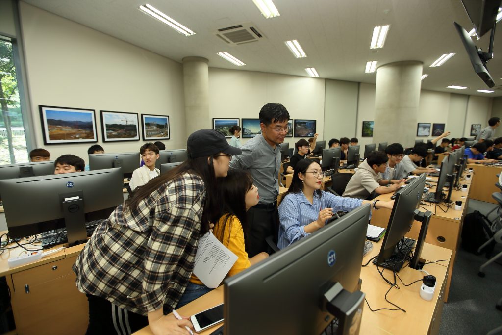 UNIST는 신입생들에게 AI 교육을 의무화했다. 더불어 AI 교육을 위한 AI lab을 개소해 관련 시설도 갖췄다. | 사진: 김경채
