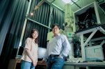 [연구진사진] 김예진 UNIST 연구원(좌측)와 권오훈 UNIST 교수(우측) 뒤에 있는 장치가 초고속투과전자현미경이다