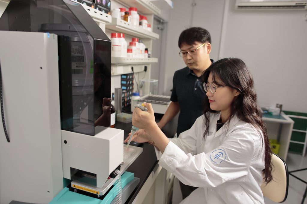 [연구진사진] 이창욱 교수(좌측) 과 박주미 연구원(우측)이 단백질 결정체 실험을 하고 있다