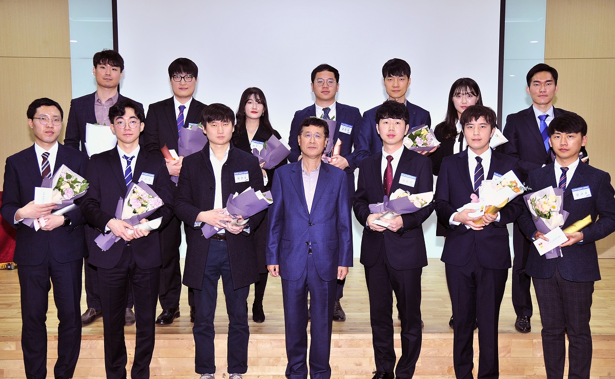 3명의 대학원생이 삼성전기 논문대상에서 동상을 수상했다 | 사진: 삼성전기 홈페이지