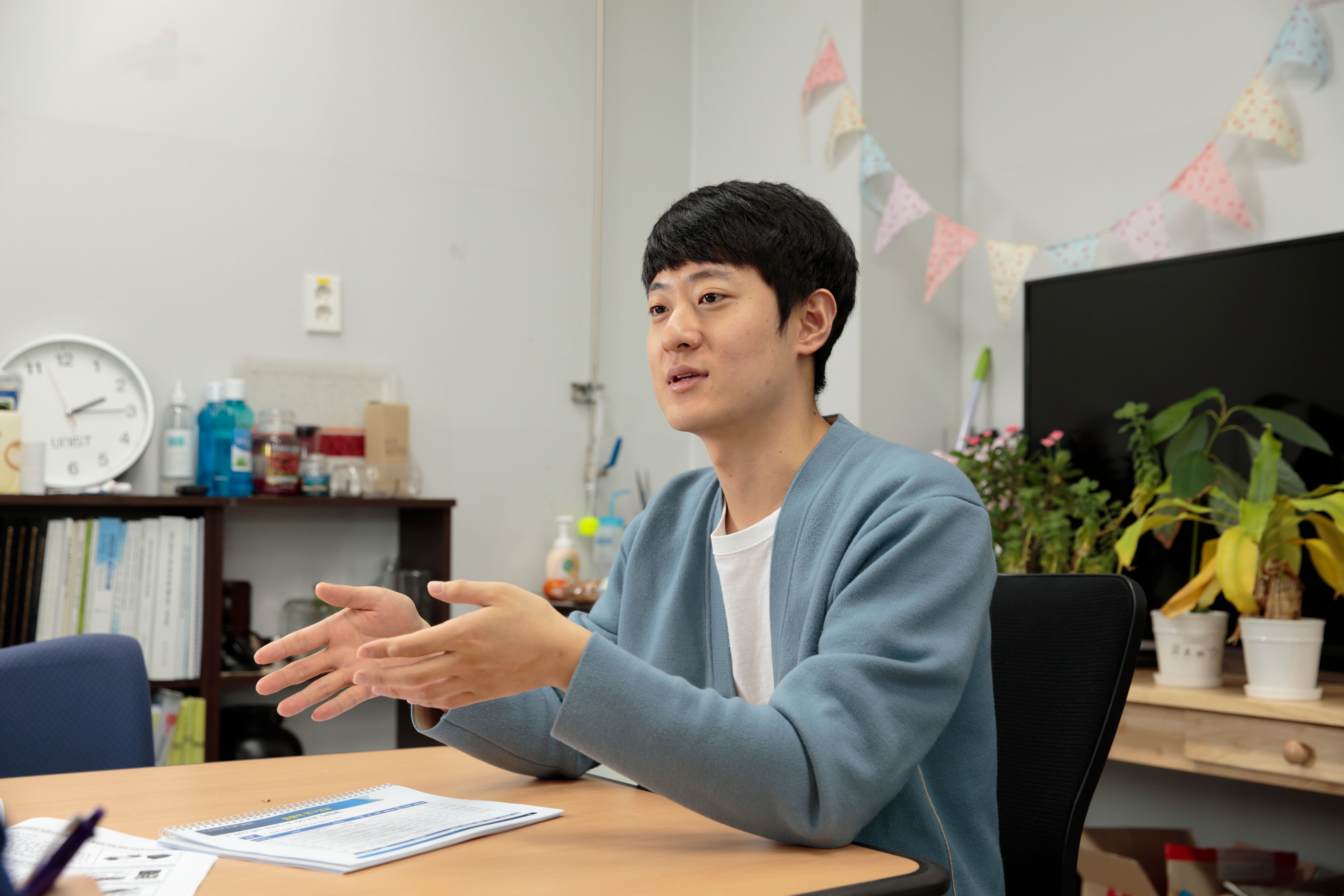 박상훈 대학원생이 우수 연구성과로 선정된 막 오염 예측 기술을 설명하고 있다. | 사진: 김경채