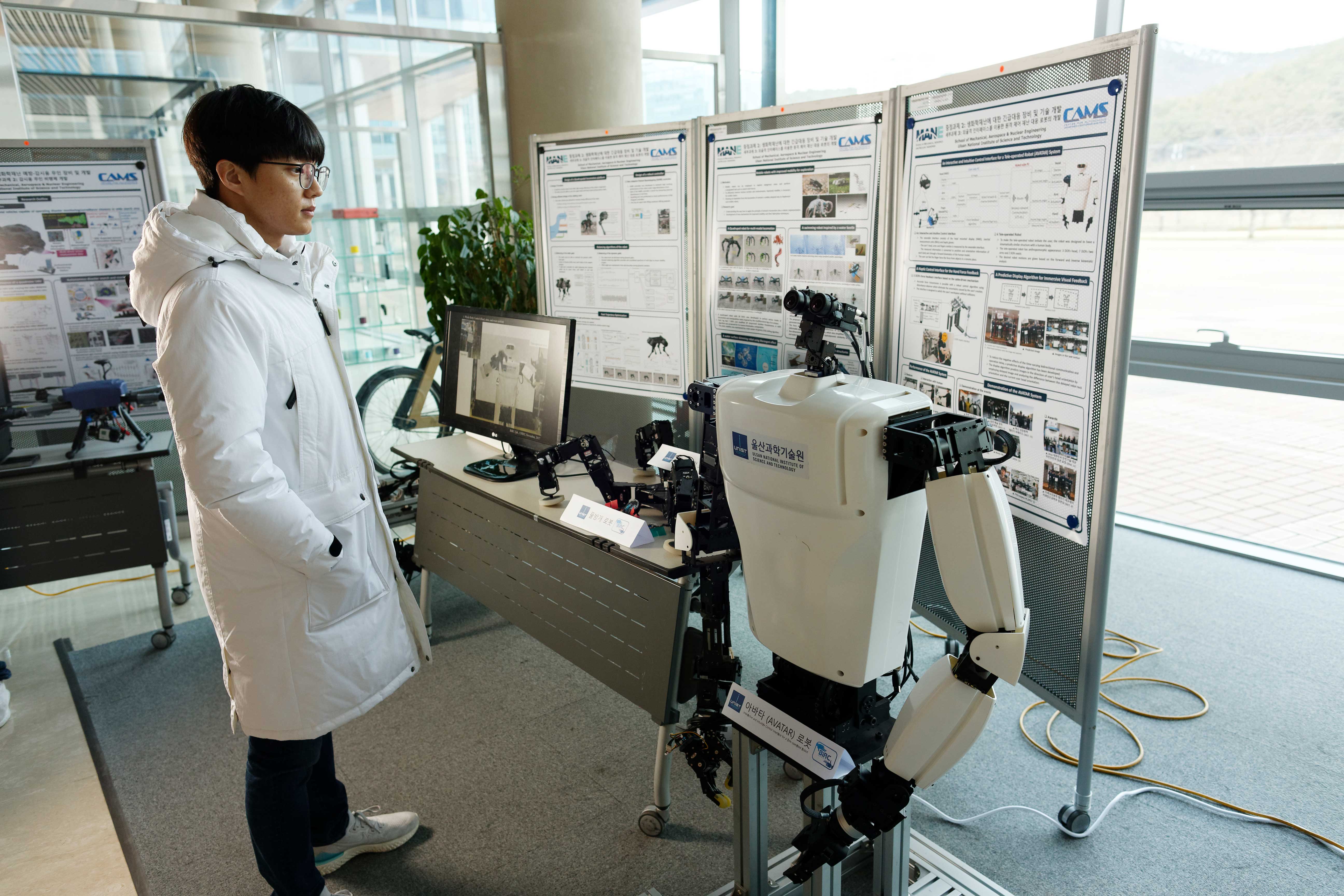 재난 현장에서 활용될 수 있는 아바타 로봇도 전시됐다. | 사진: 김경채