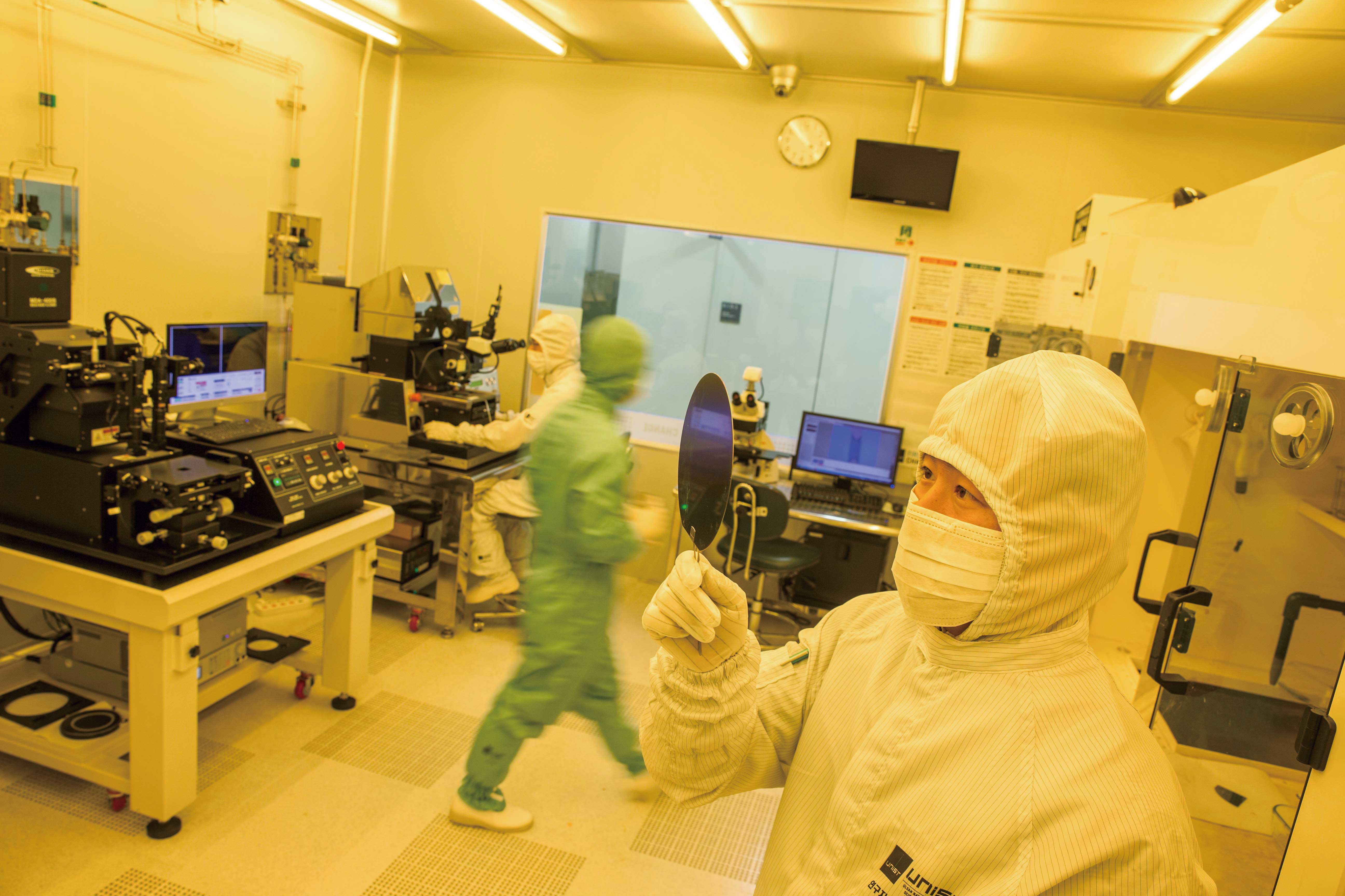 UNIST 연구지원본부의 나노소자공정실은 반도체 공정 전반의 연구를 수행할 수 있다.